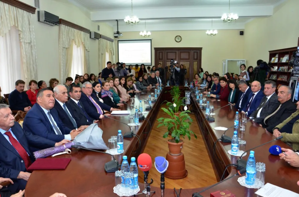 Milli Kitabxanada Xalq Yazıçısı Çingiz Abdullayevlə görüş keçirilib