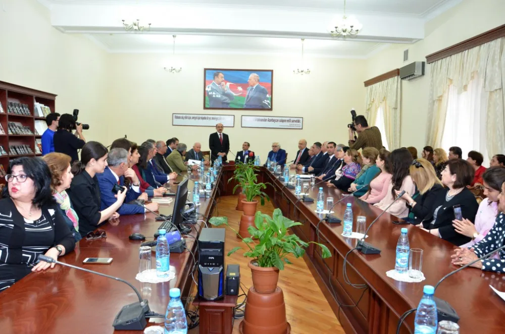 Milli Kitabxanada Xalq Yazıçısı Çingiz Abdullayevlə görüş keçirilib