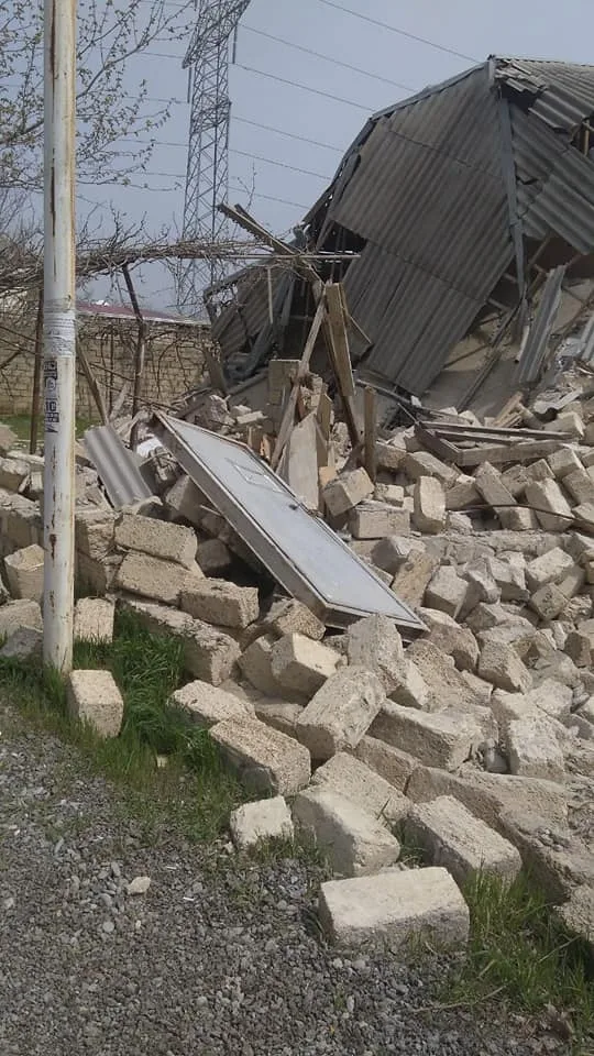 Saray qəsəbəsinin icra başçısından arzuolunmaz addım - Toyu olacaq cütlüyün evini sökdürdü - FOTO