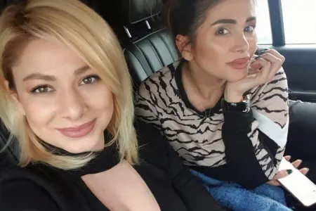 Azərbaycanlı xanım aparıcıları ayaqyolunda videoya çəkdilər