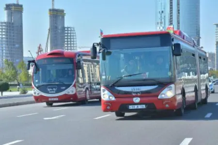 Bakubus avtobusu qaydaları belə pozdu - VİDEO