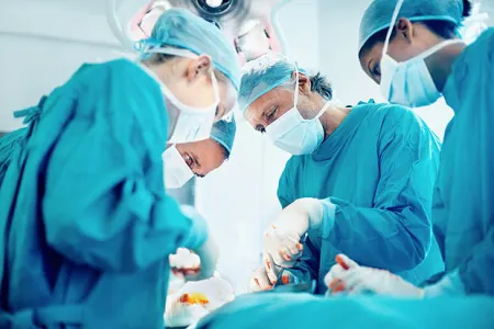 12 yaşlı uşağın həyatı cərrahi yolla xilas olunub