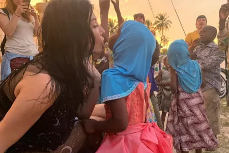 Məşhur müğənni Afrikada klip çəkdirdi - FOTO