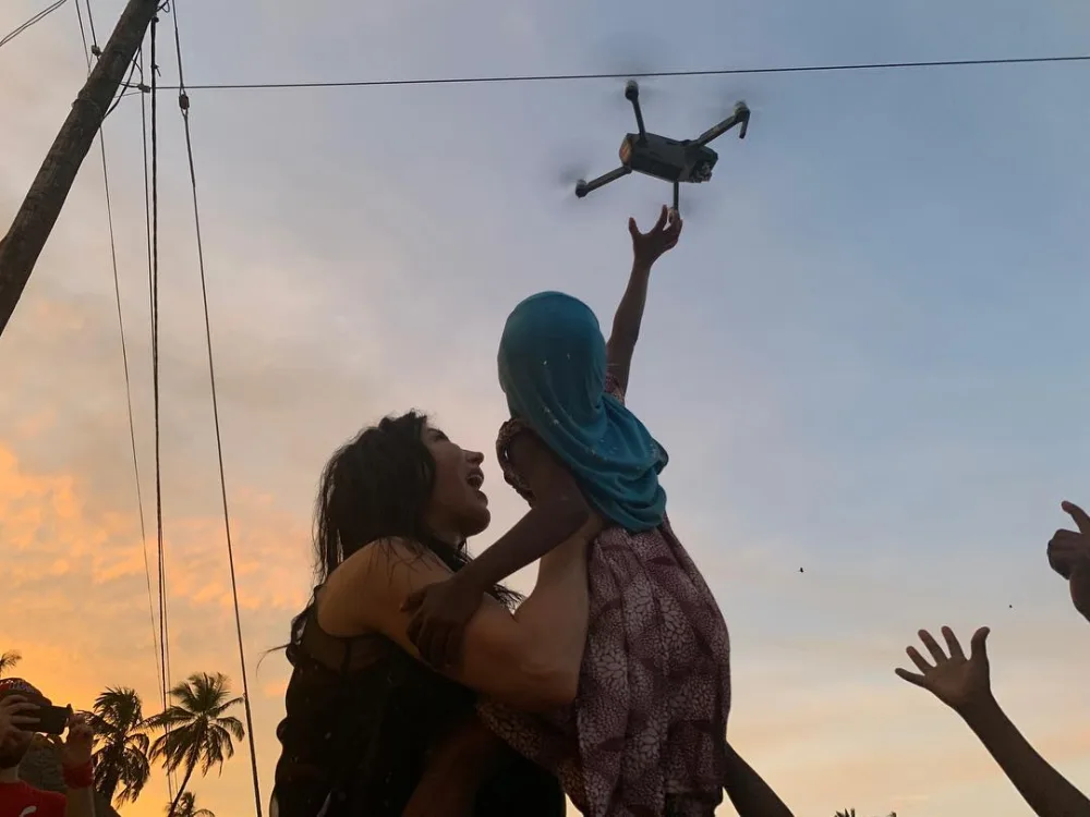Məşhur müğənni Afrikada klip çəkdirdi - FOTO