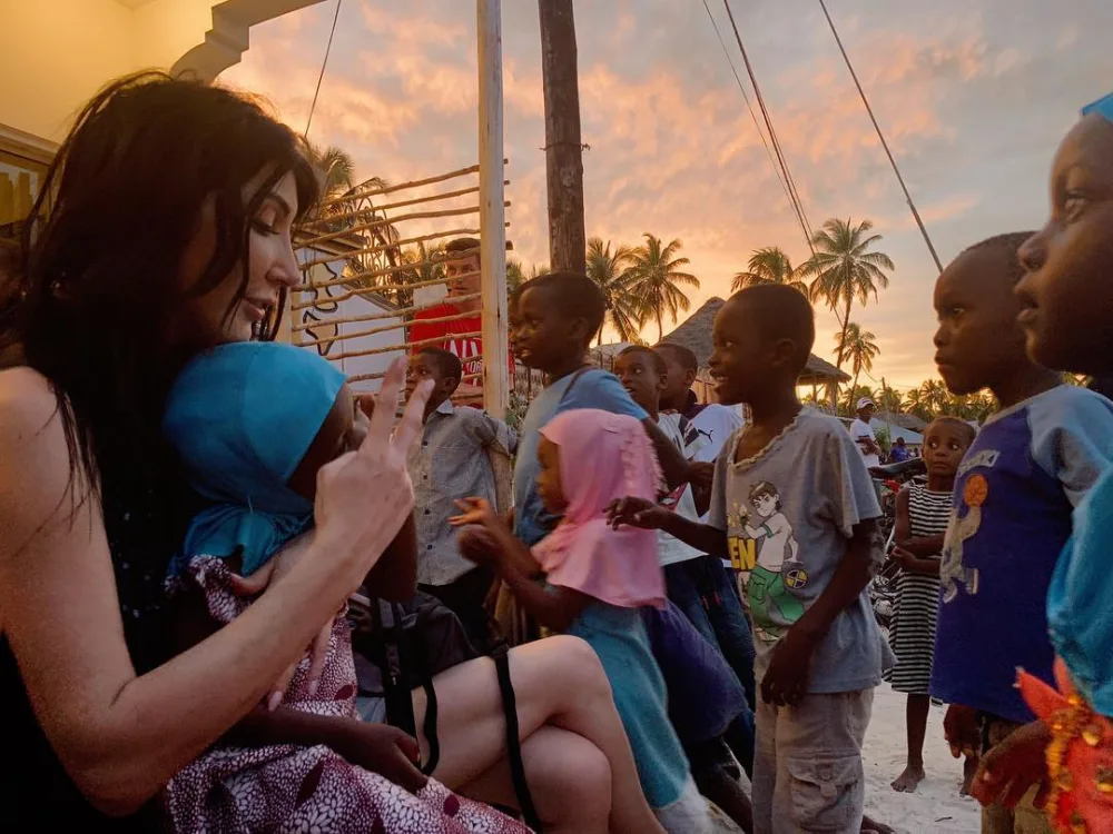 Məşhur müğənni Afrikada klip çəkdirdi - FOTO