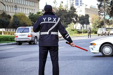 Xanım sürücü yol polisinə: "Niyə hamının getdiyi yol ilə getməliyəm"? - VİDEO