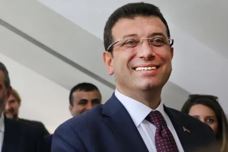 Ekrem İmamoğluna İstanbul Böyükşəhər Bələdiyyəsinin sədri vəsiqəsi təqdim edilib - VİDEO