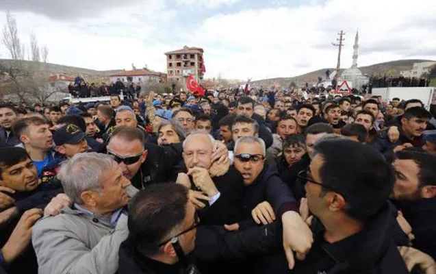 Ankarada şəhidin dəfn mərasimində Kamal Kılıçdaroğluna hücum edilib - FOTOLAR