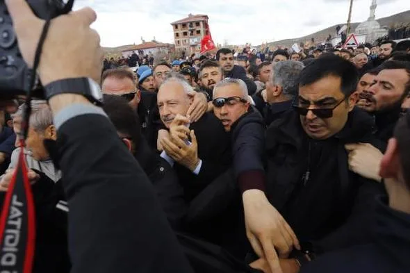 Ankarada şəhidin dəfn mərasimində Kamal Kılıçdaroğluna hücum edilib - FOTOLAR