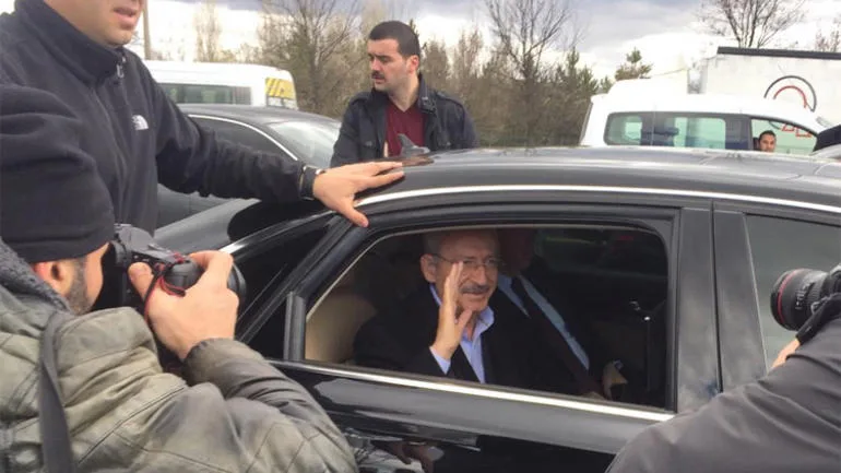 Ankarada şəhidin dəfn mərasimində Kamal Kılıçdaroğluna hücum edilib - FOTOLAR