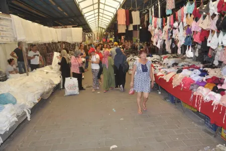 Bir zamanların məşhur müğənnisi - BAZARDA PALTAR SATIR - VİDEO