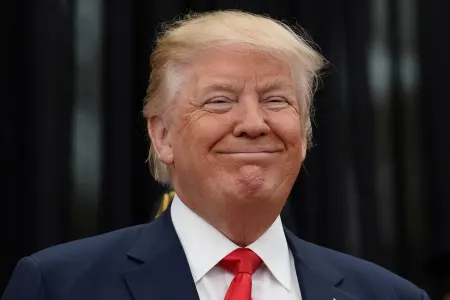 Donald Tramp medianın diz çöküb - ÜZR İSTƏMƏSİNİ TƏLƏB EDİR