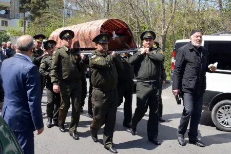 Şəhid Milli Qəhrəmanın anası hərbi qulluqçuların çiyinlərində - SON MƏNZİLƏ YOLA SALINDI
