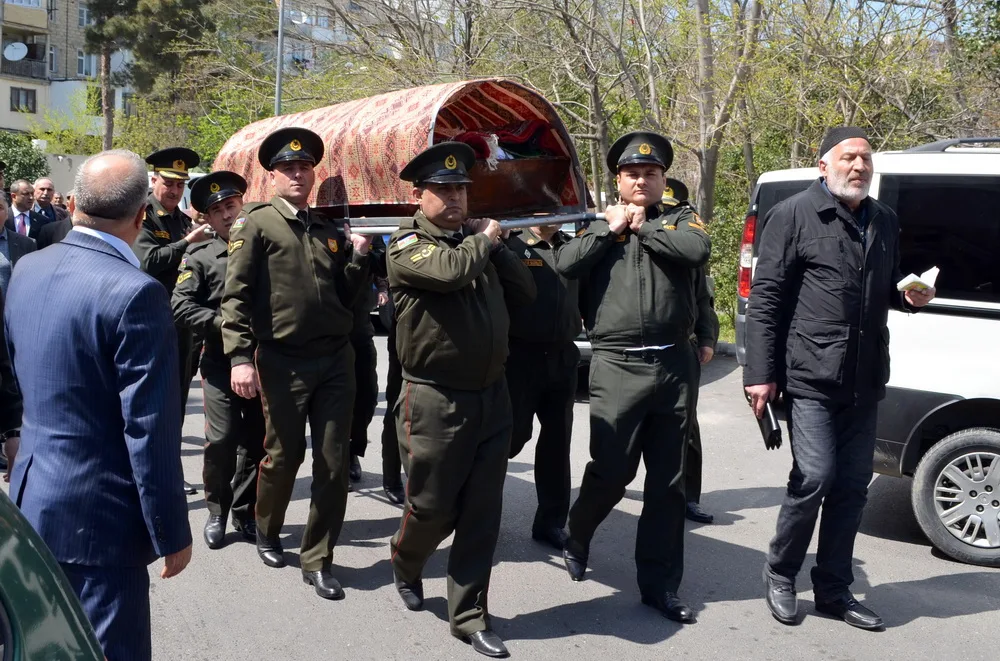 Şəhid Milli Qəhrəmanın anası hərbi qulluqçuların çiyinlərində - SON MƏNZİLƏ YOLA SALINDI