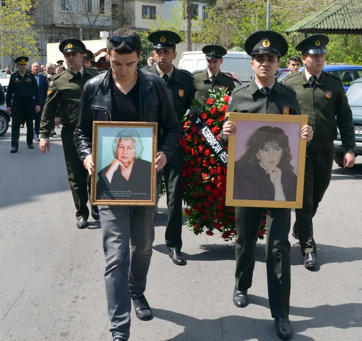 Şəhid Milli Qəhrəmanın anası hərbi qulluqçuların çiyinlərində - SON MƏNZİLƏ YOLA SALINDI