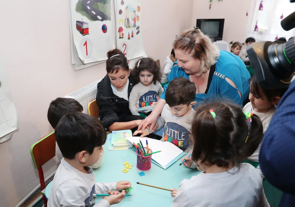 Mehriban Əliyeva təhsil müəssisələrində oldu - FOTOLAR