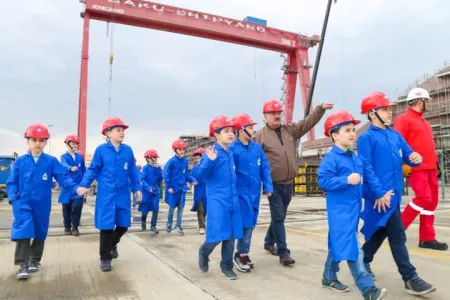 Bir qrup uşaq üçün Bakı Gəmiqayırma Zavoduna tur təşkil olunub - FOTO