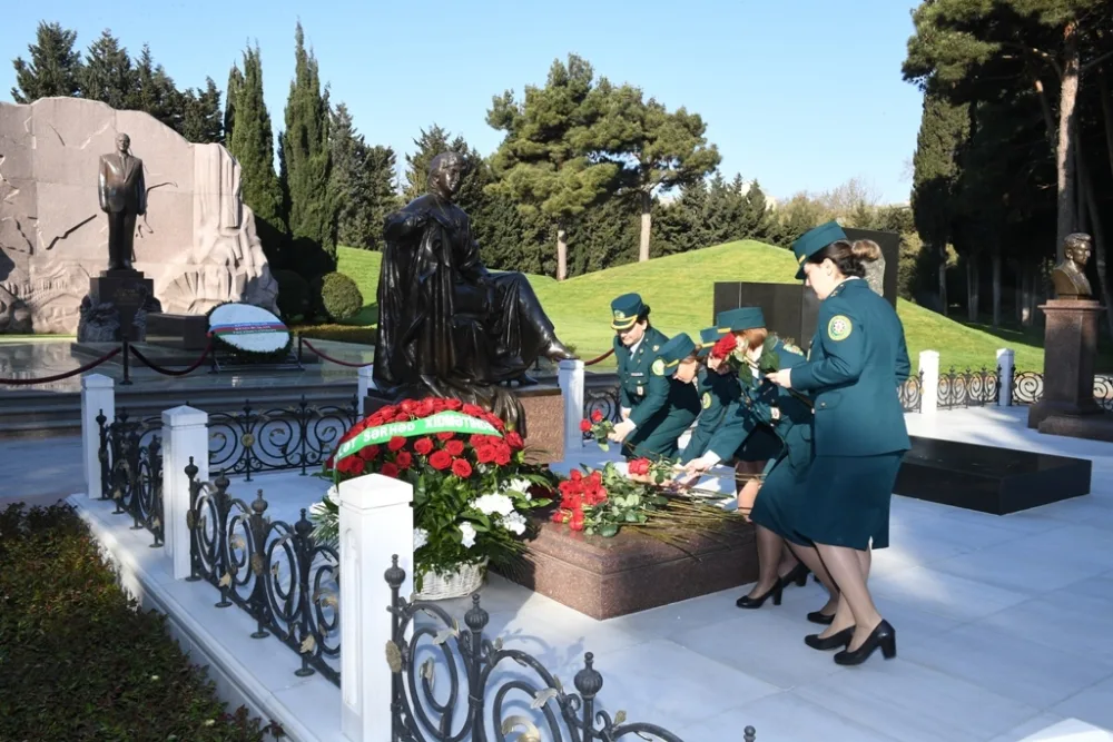 DSX-nin qadın hərbi qulluqçuları Zərifə Əliyevanın məzarını ziyarət edib - FOTO