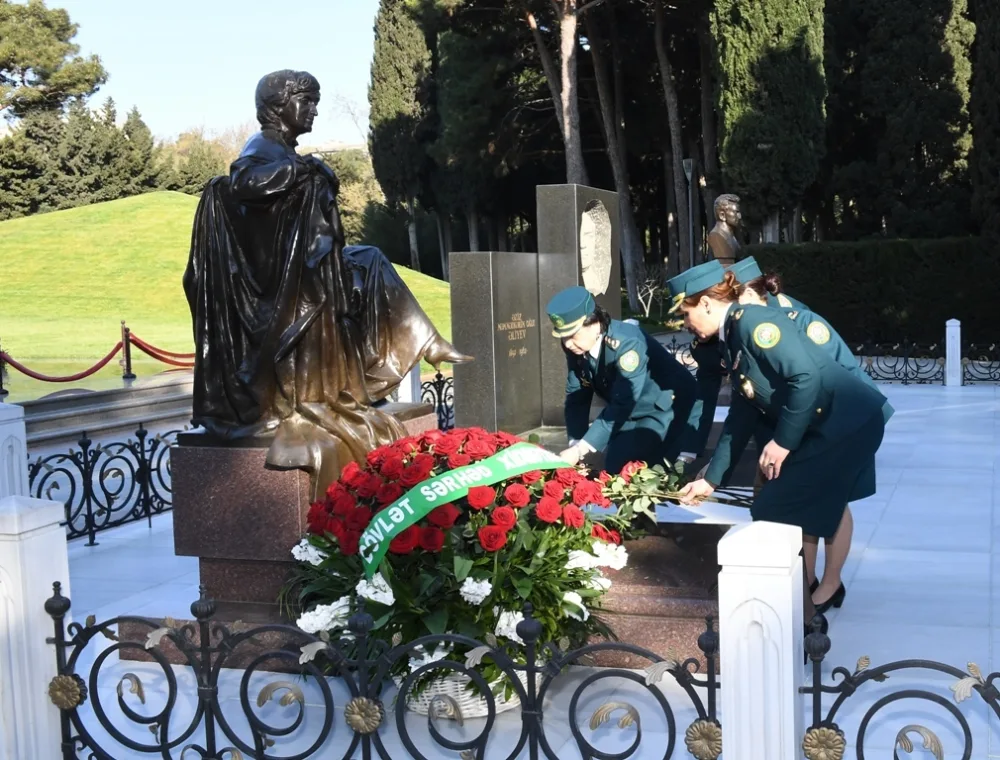 DSX-nin qadın hərbi qulluqçuları Zərifə Əliyevanın məzarını ziyarət edib - FOTO