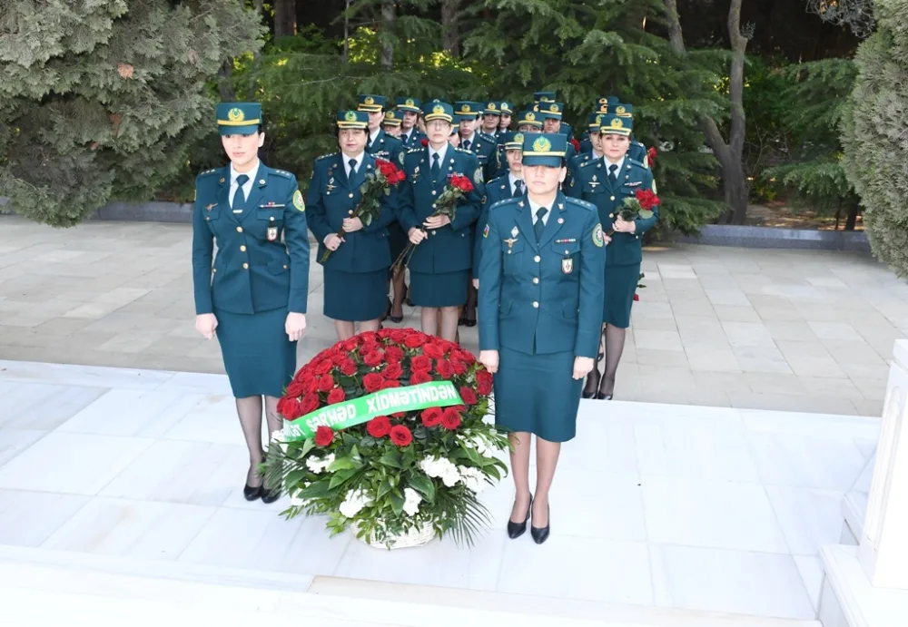 DSX-nin qadın hərbi qulluqçuları Zərifə Əliyevanın məzarını ziyarət edib - FOTO