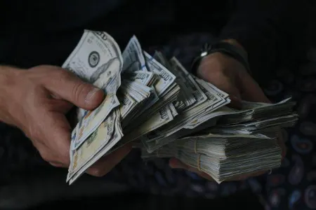 Çantasında və gödəkçəsində 25 min dollar - KEÇİRMƏK İSTƏDİ