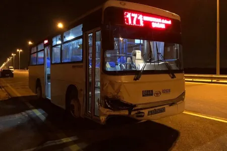 Bakıda sərnişin avtobusu yük maşını ilə toqquşub, azı 10 nəfər xəsarət alıb