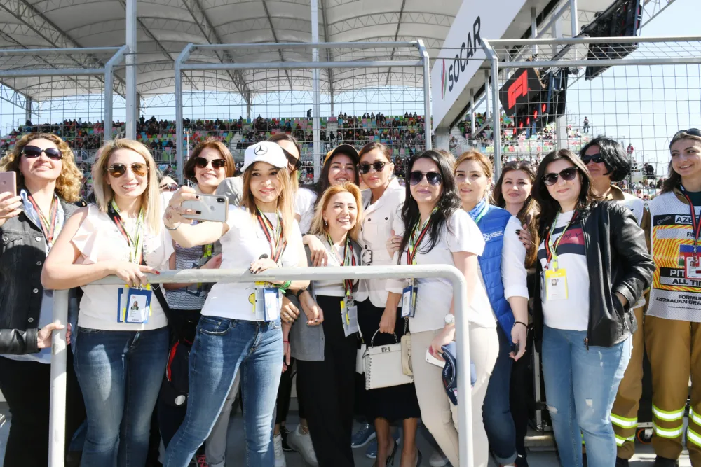 "Formula-1": Kuboku Azərbaycan Prezidenti İlham Əliyev təqdim edib - FOTOLAR