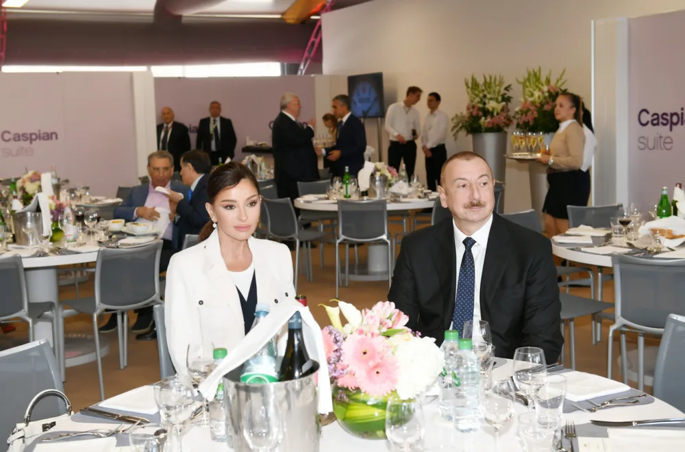 "Formula-1": Kuboku Azərbaycan Prezidenti İlham Əliyev təqdim edib - FOTOLAR