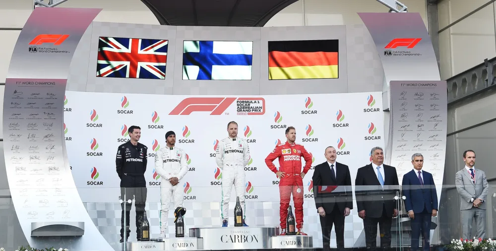 "Formula-1": Kuboku Azərbaycan Prezidenti İlham Əliyev təqdim edib - FOTOLAR