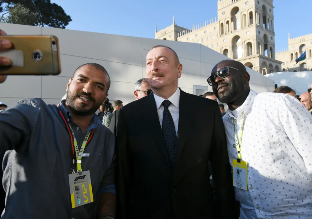 "Formula-1": Kuboku Azərbaycan Prezidenti İlham Əliyev təqdim edib - FOTOLAR