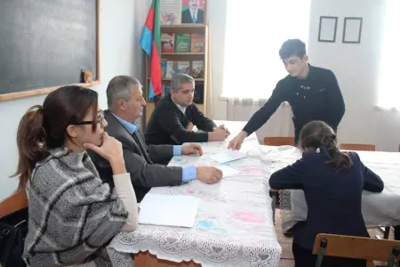 Bayrağımızı orta məktəbdə tərsinə asdılar - FOTO