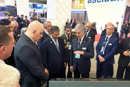 Zakir Həsənov “İDEF - 2019” sərgisində nümayiş etdirilən məhsullarla tanış olub - FOTO