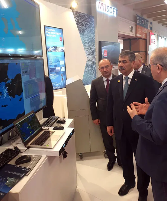 Zakir Həsənov “İDEF - 2019” sərgisində nümayiş etdirilən məhsullarla tanış olub - FOTO