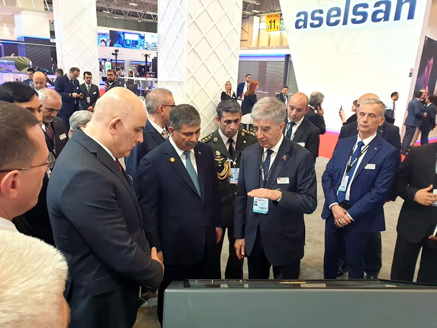 Zakir Həsənov “İDEF - 2019” sərgisində nümayiş etdirilən məhsullarla tanış olub - FOTO