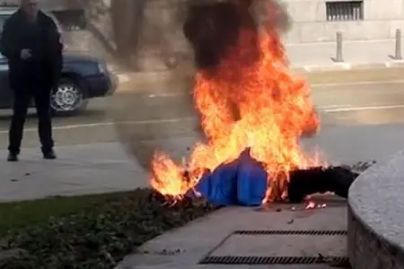 Bakıda kişi arvadını diri-diri yandırdı - DƏHŞƏT