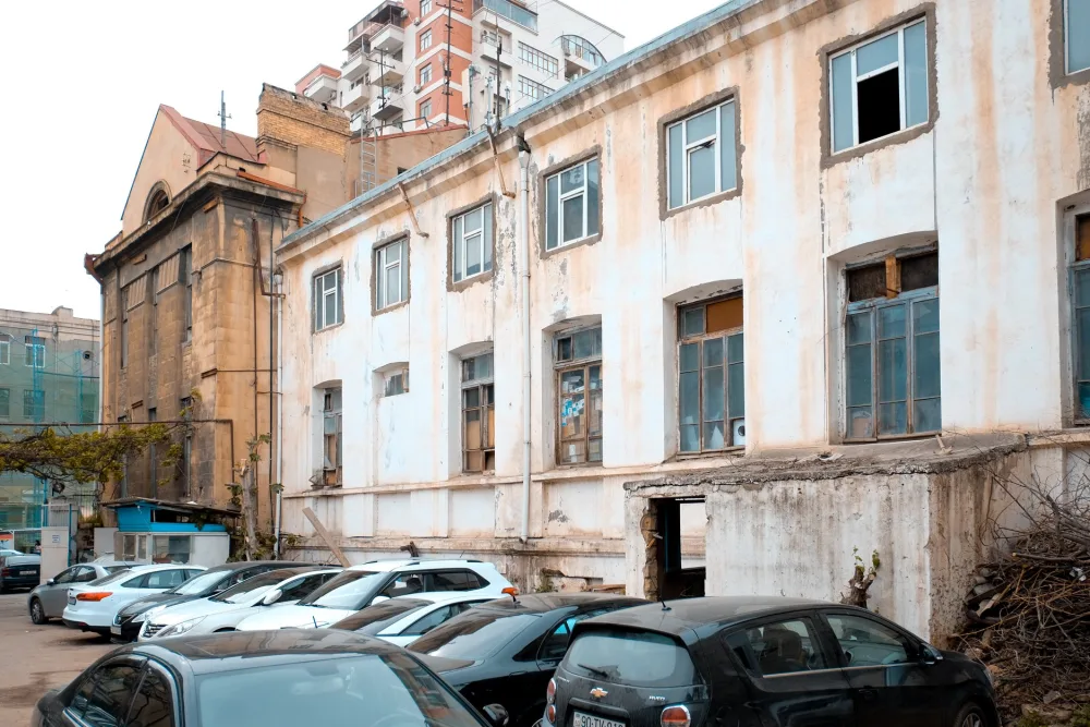Bakıdakı tarixi bina sökülür? - Eldar Əzizov həmin məkanda+Fotolar