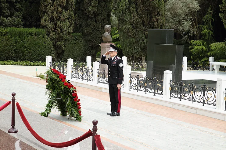 Vətənin xidmətində olan Heydər Əliyev babasının məzarını - ZİYARƏT ETDİ - FOTOLAR - VİDEO