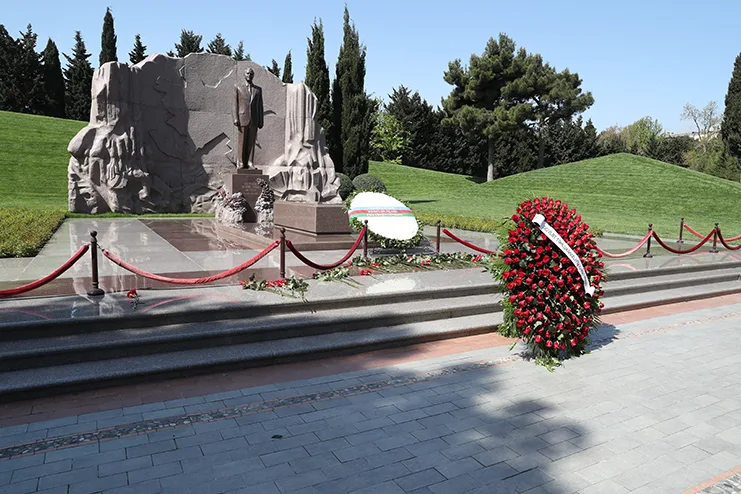 Vətənin xidmətində olan Heydər Əliyev babasının məzarını - ZİYARƏT ETDİ - FOTOLAR - VİDEO
