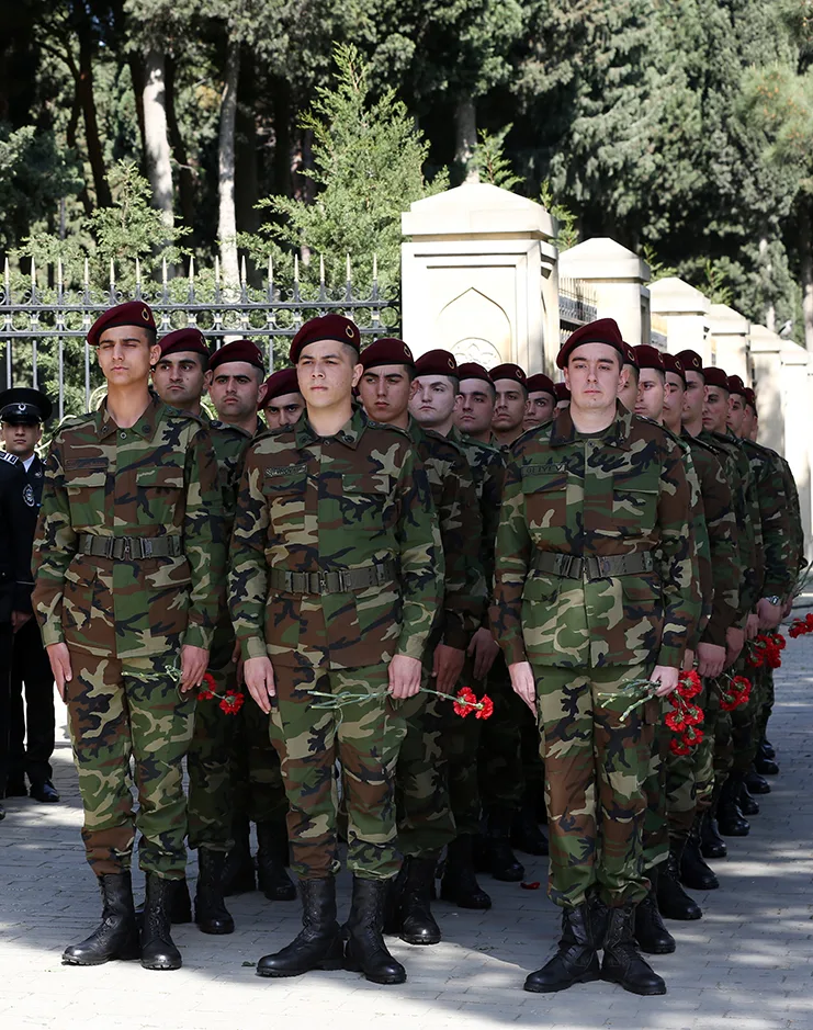 Vətənin xidmətində olan Heydər Əliyev babasının məzarını - ZİYARƏT ETDİ - FOTOLAR - VİDEO