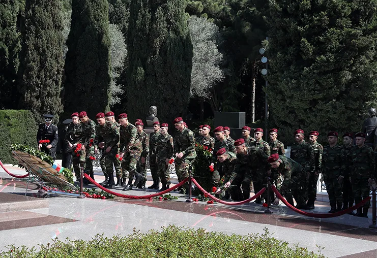 Vətənin xidmətində olan Heydər Əliyev babasının məzarını - ZİYARƏT ETDİ - FOTOLAR - VİDEO