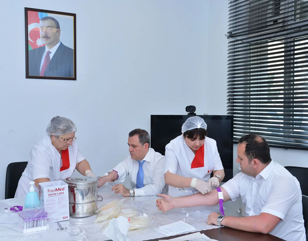 Təhsil naziri QAN VERDİ - FOTOLAR