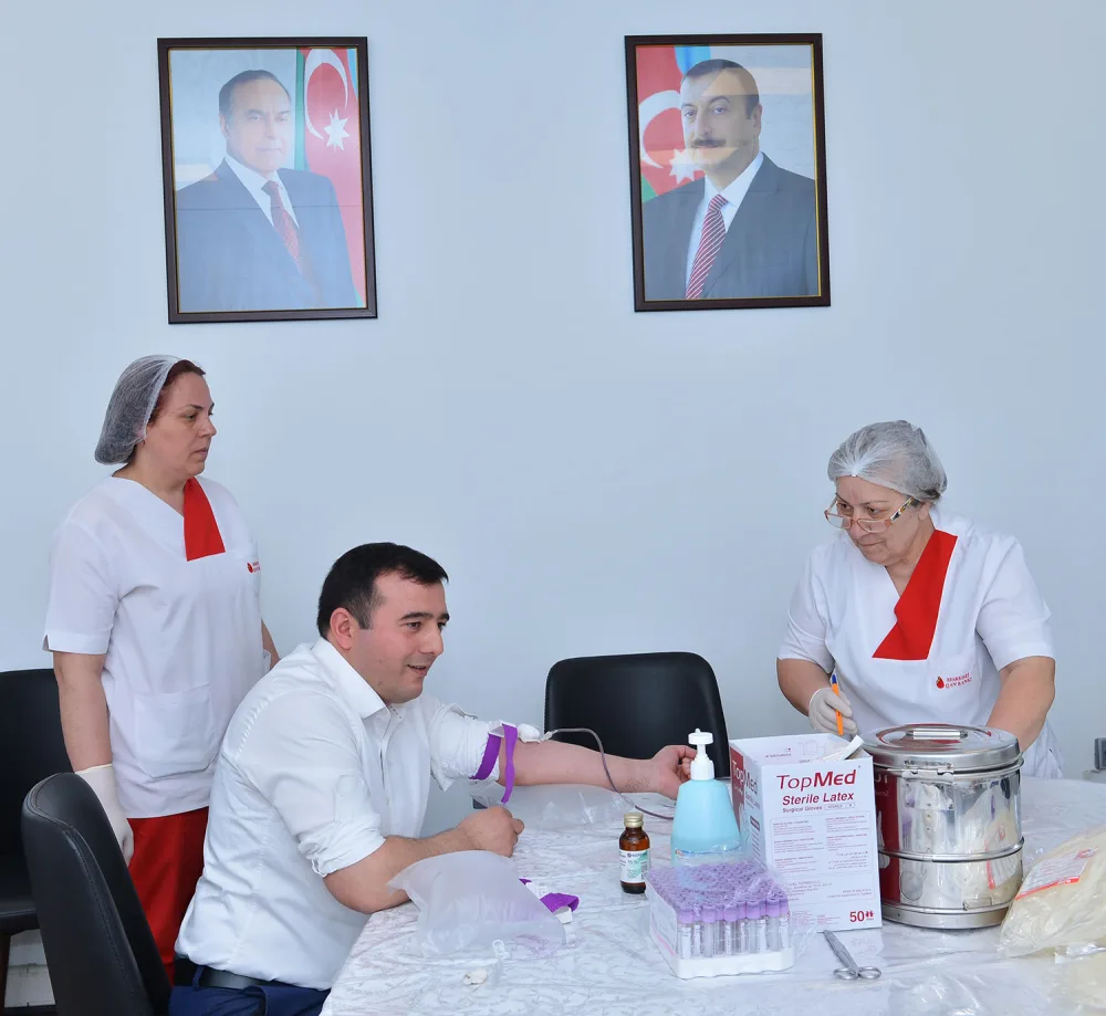 Təhsil naziri QAN VERDİ - FOTOLAR