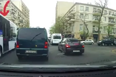 Bakının mərkəzində marşrut avtobusu insanları ölümlə üz-üzə qoydu - VİDEO