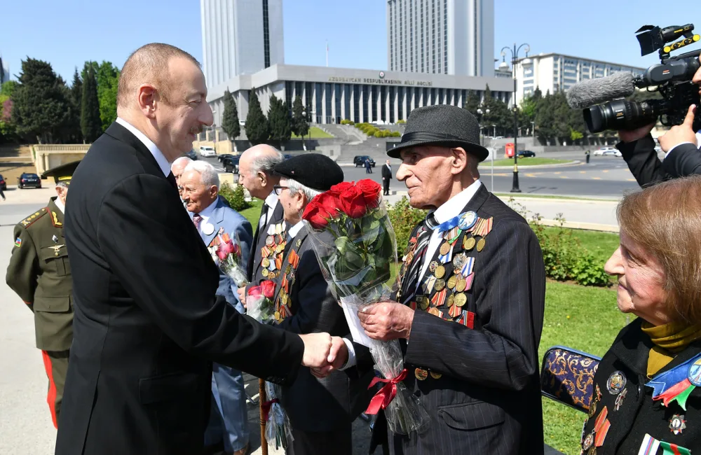 Prezident İlham Əliyev Həzi Aslanovun abidəsini ziyarət edib - YENİLƏNİB - FOTOLAR