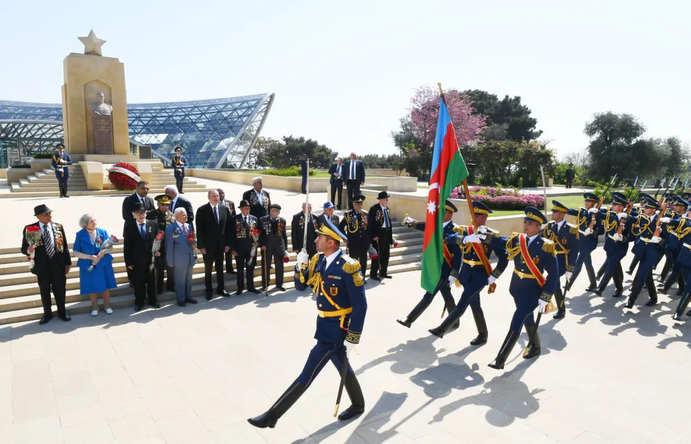Prezident İlham Əliyev Həzi Aslanovun abidəsini ziyarət edib - YENİLƏNİB - FOTOLAR