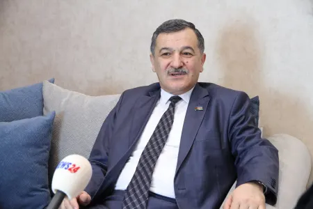 Aydın Mirzəzadə həmkarına etiraz etdi: - "O uşağın ailəsinə yardım etmək lazım idi..."