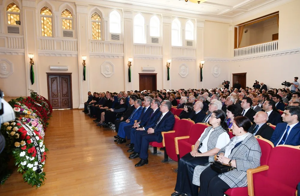 İlham Əliyev və Mehriban Əliyeva Arif Məlikovun vida mərasimində iştirak ediblər - FOTOLAR - YENİLƏNİB