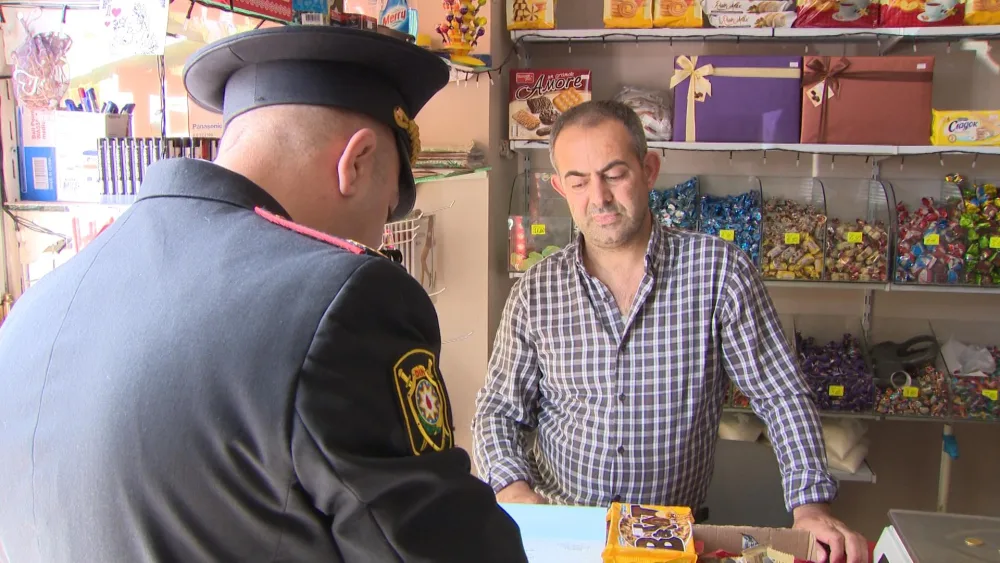 Yetkinlik yaşına çatmayanlara siqaret satanlar - CƏRİMƏLƏNİB - FOTO - VİDEO