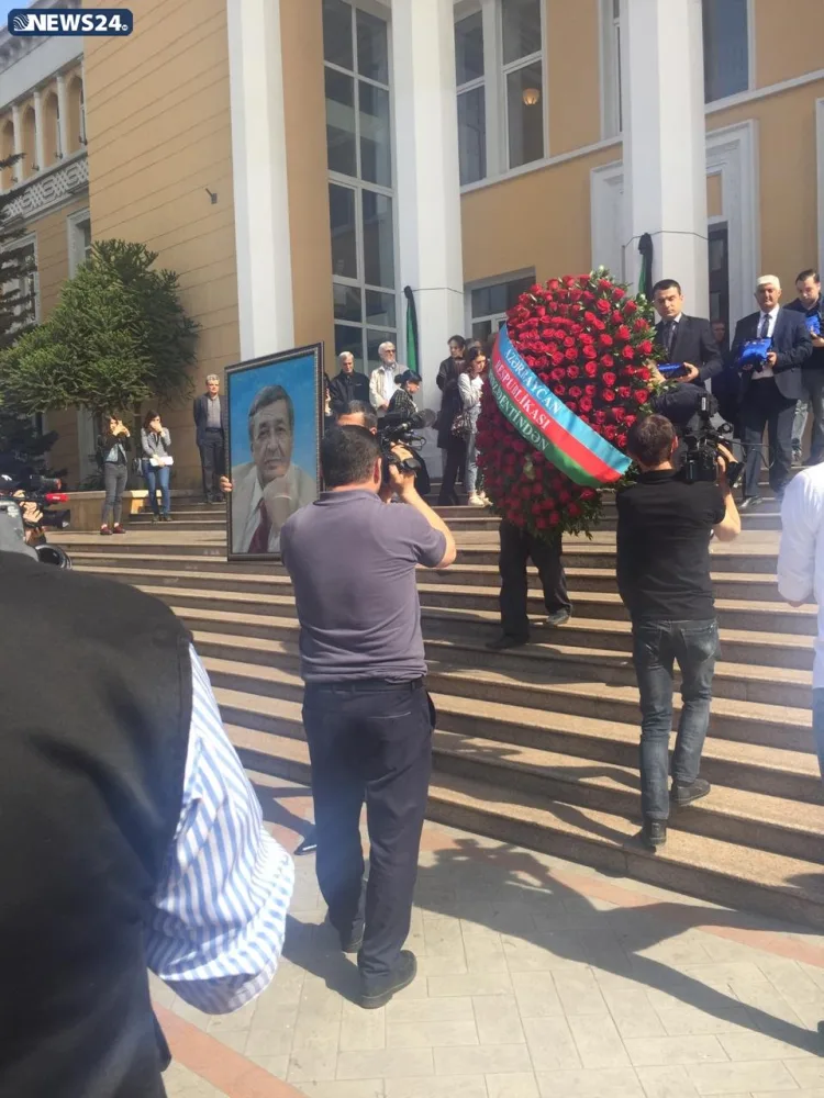 Əfsanəvi bəstəkar son mənzilə alqışlarla yola salındı - FOTO