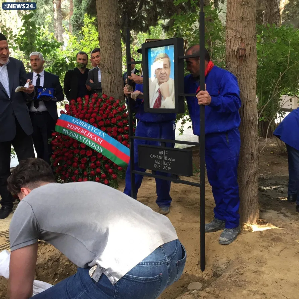 Əfsanəvi bəstəkar son mənzilə alqışlarla yola salındı - FOTO